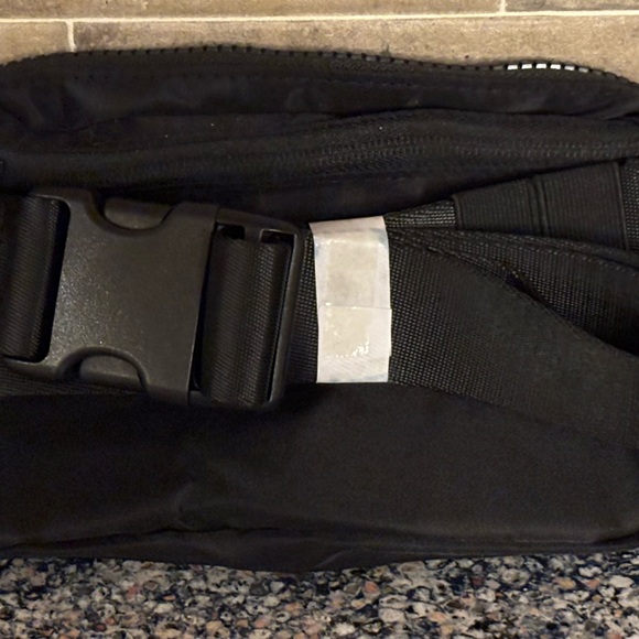 🆕Lululemon Black Everywhere Belt Bag-NWT - Picture 2 of 5